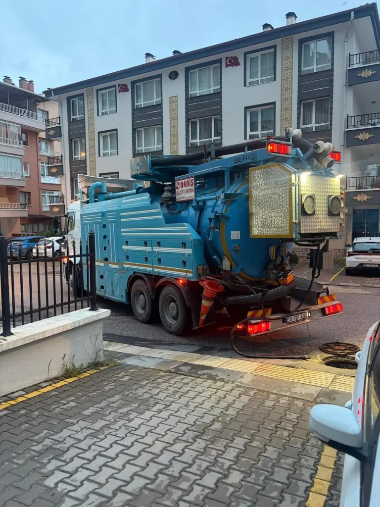 Ankara’da bir apartman önünde açık rögara hortum bağlayarak çalışan mavi vidanjör aracı